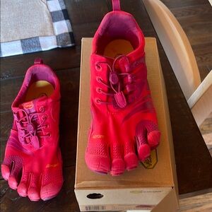 Vibram FiveFingers pink Toe Shoes, size 40 NIB